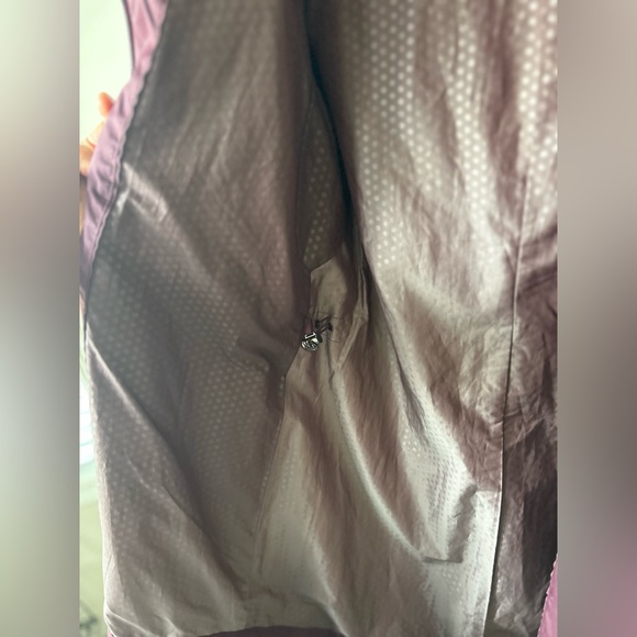 Size 8 (snug) Lululemon Rain Waterproof Jacket - Picture 5 of 9
